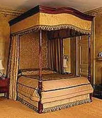 старинная кровать с балдахином